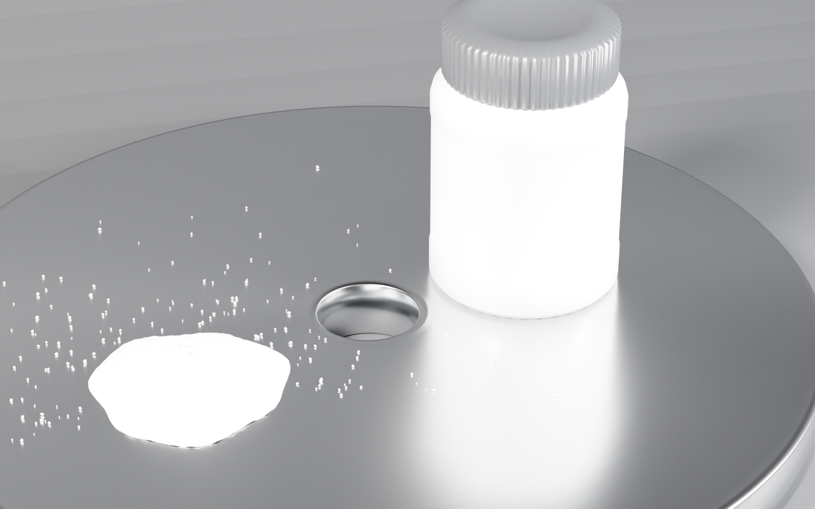 Studio-opname van een blanco witte pot creatine monohydraat op een stalen trainingsschijf, met een gezakt hoopje wit poeder ernaast onder hard zijlicht.